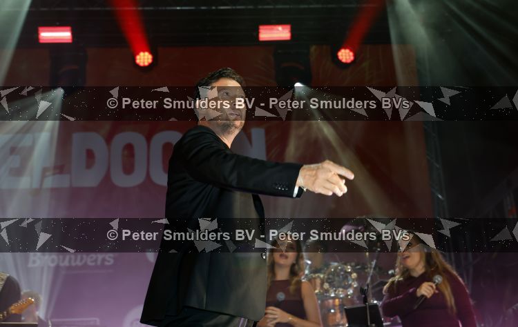 Apeldoorn 28 augustus 2026
Timothy van B&B vol liefde zijn eerste optreden als zanger bij Apeldoorn Live . Ook Tino Martin en Gerard Joling treden op .