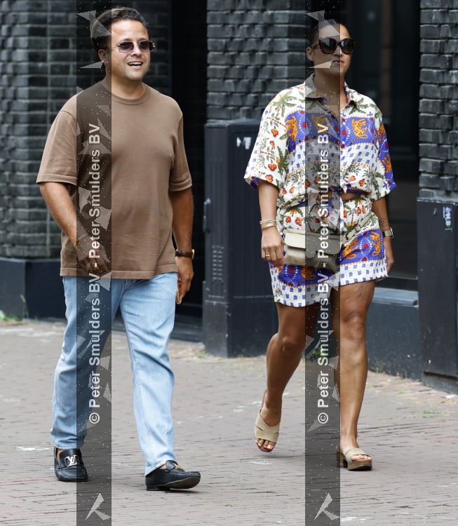 Amsterdam 15 augustus 2026
Timothy B&B vol liefde met zijn zus op de pc Hooftstraat .