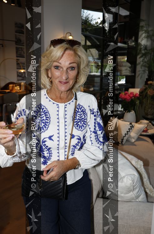 Blaricum 20 augustus 2026
Andre v Duin krijgt uit handen van Jacques Walch het eerste magazine overhandigd van makelaarskantoor Voorma en Walch. Tineke Schouten staat ook in het magazine