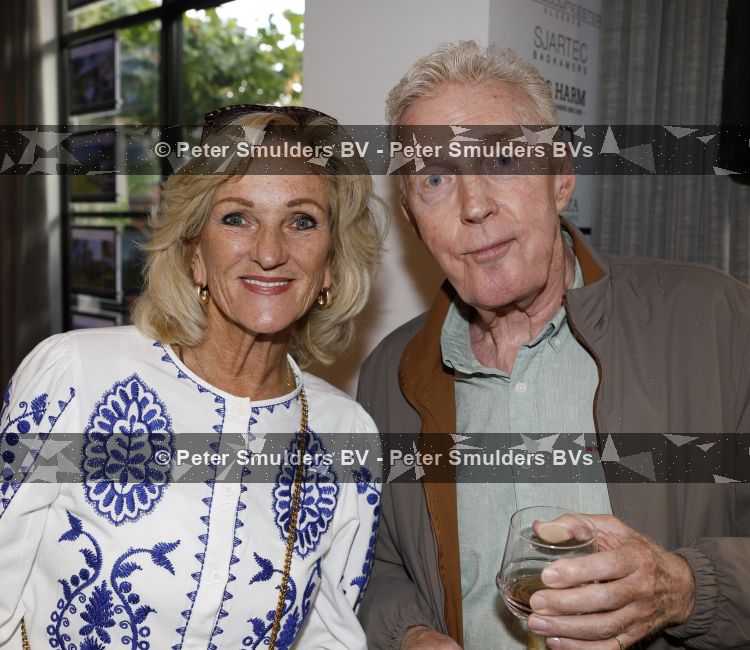 Blaricum 20 augustus 2026
Andre v Duin krijgt uit handen van Jacques Walch het eerste magazine overhandigd van makelaarskantoor Voorma en Walch. Tineke Schouten staat ook in het magazine