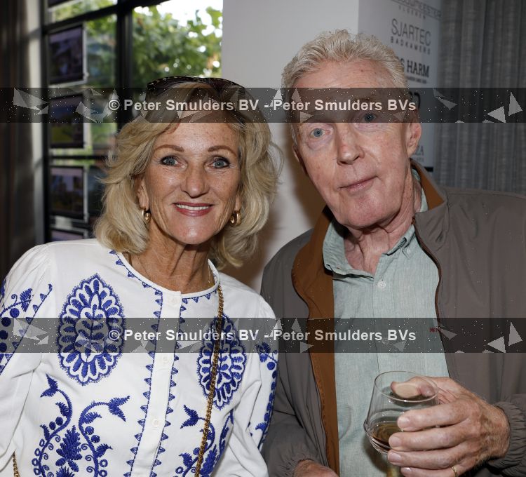 Blaricum 20 augustus 2026
Andre v Duin krijgt uit handen van Jacques Walch het eerste magazine overhandigd van makelaarskantoor Voorma en Walch. Tineke Schouten staat ook in het magazine