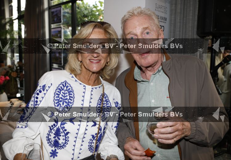 Blaricum 20 augustus 2026
Andre v Duin krijgt uit handen van Jacques Walch het eerste magazine overhandigd van makelaarskantoor Voorma en Walch. Tineke Schouten staat ook in het magazine