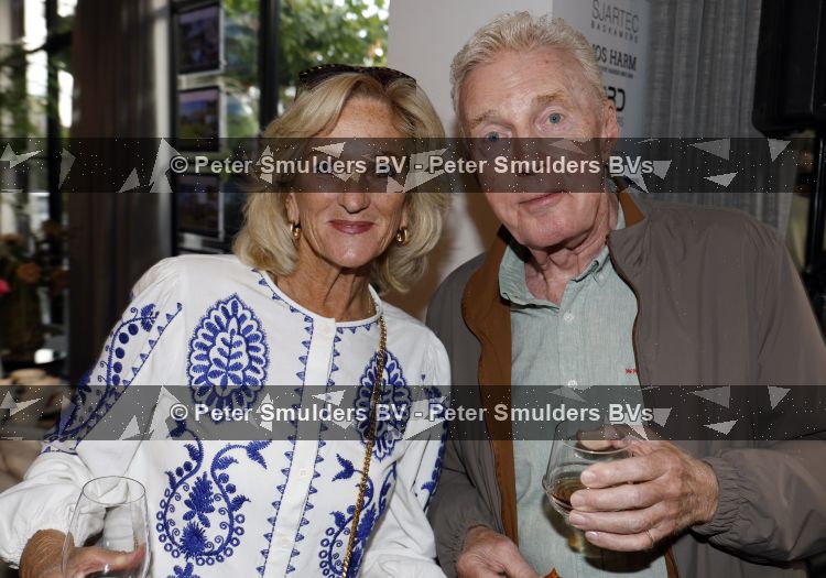 Blaricum 20 augustus 2026
Andre v Duin krijgt uit handen van Jacques Walch het eerste magazine overhandigd van makelaarskantoor Voorma en Walch. Tineke Schouten staat ook in het magazine