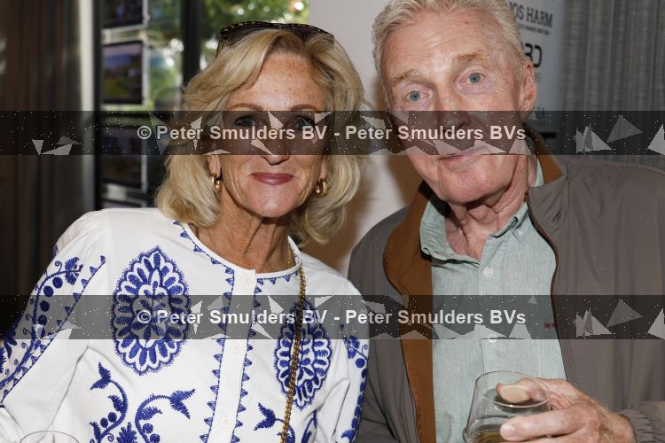 Blaricum 20 augustus 2026
Andre v Duin krijgt uit handen van Jacques Walch het eerste magazine overhandigd van makelaarskantoor Voorma en Walch. Tineke Schouten staat ook in het magazine