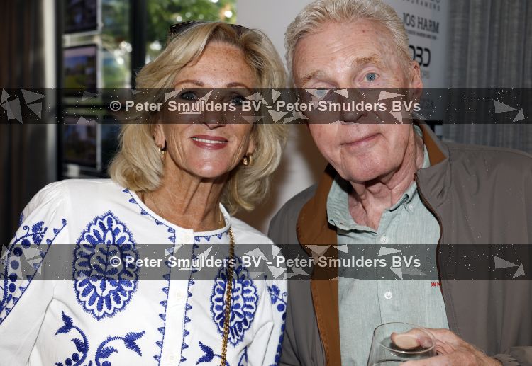 Blaricum 20 augustus 2026
Andre v Duin krijgt uit handen van Jacques Walch het eerste magazine overhandigd van makelaarskantoor Voorma en Walch. Tineke Schouten staat ook in het magazine
