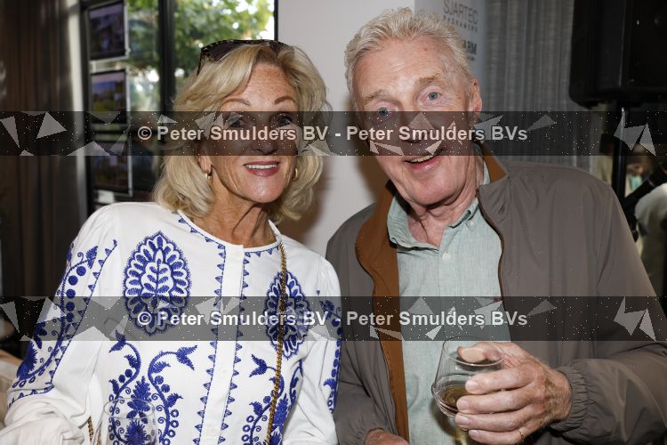 Blaricum 20 augustus 2026
Andre v Duin krijgt uit handen van Jacques Walch het eerste magazine overhandigd van makelaarskantoor Voorma en Walch. Tineke Schouten staat ook in het magazine
