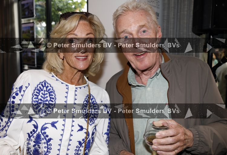 Blaricum 20 augustus 2026
Andre v Duin krijgt uit handen van Jacques Walch het eerste magazine overhandigd van makelaarskantoor Voorma en Walch. Tineke Schouten staat ook in het magazine