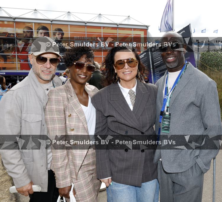 Amsterdam 23 augustus 2026
De laatse Grand Prix F1 op het circuit van Zandvoort . Tjeerd Oosterhuis Edsilia Rombley Trijntje Oosterhuis en Alvin Lewis 
