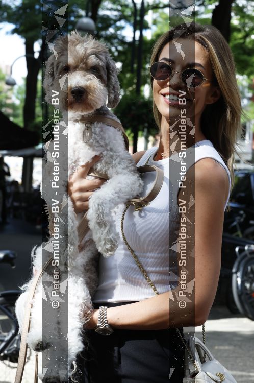 Amsterdam 1 september 2026
Christie Bokma met haar hond op straat in Amsterdam zuid.