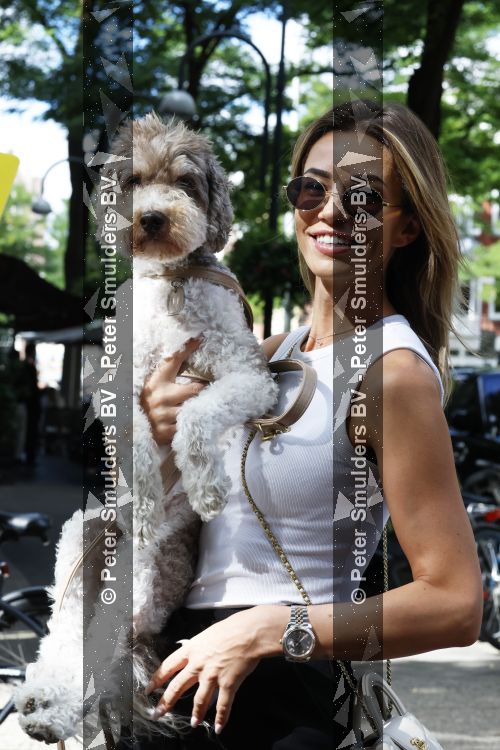 Amsterdam 1 september 2026
Christie Bokma met haar hond op straat in Amsterdam zuid.