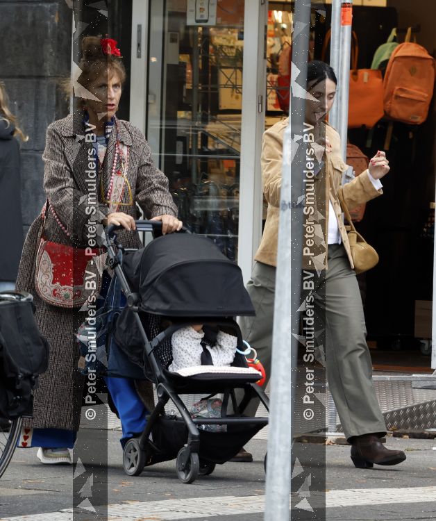 Amsterdam 9 september 2026
Debbie de Jong achter de kinderwagen in Amsterdam zuid . Xe is met haar schoondochter