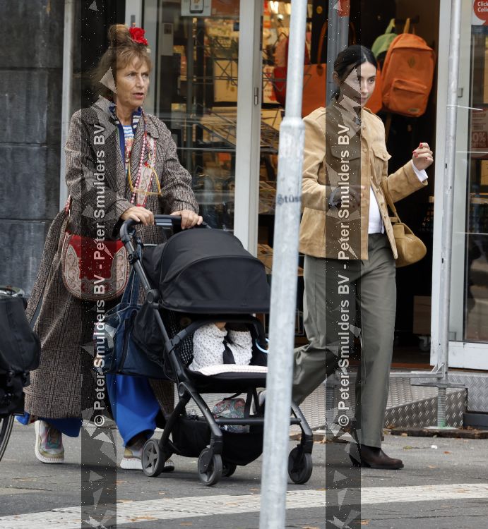 Amsterdam 9 september 2026
Debbie de Jong achter de kinderwagen in Amsterdam zuid . Xe is met haar schoondochter