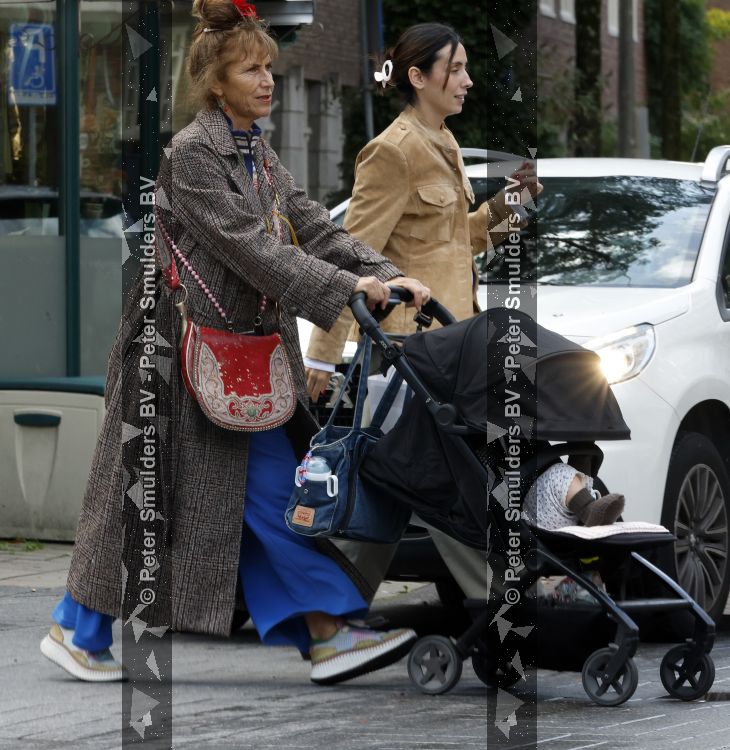 Amsterdam 9 september 2026
Debbie de Jong achter de kinderwagen in Amsterdam zuid . Xe is met haar schoondochter