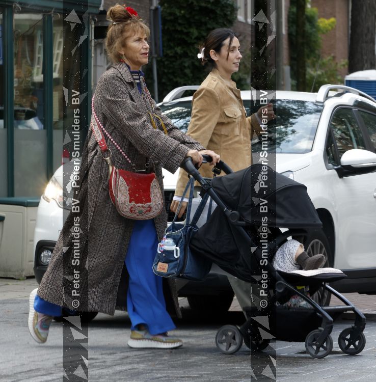 Amsterdam 9 september 2026
Debbie de Jong achter de kinderwagen in Amsterdam zuid . Xe is met haar schoondochter
