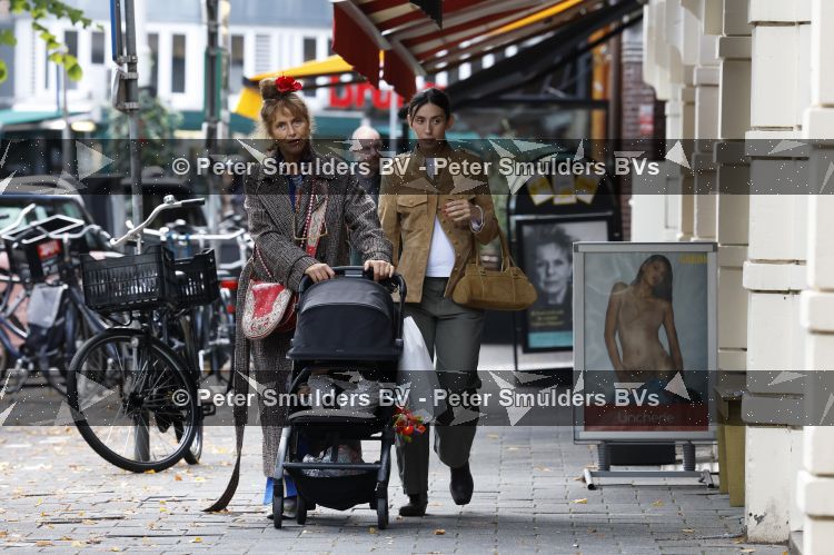Amsterdam 9 september 2026
Debbie de Jong achter de kinderwagen in Amsterdam zuid . Xe is met haar schoondochter
