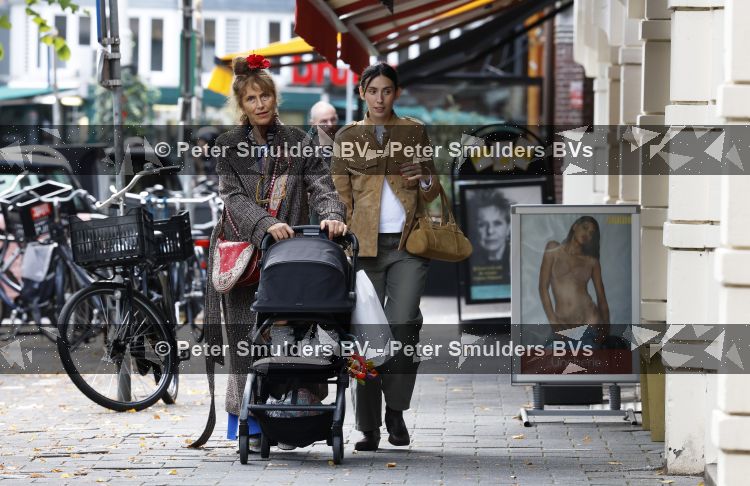 Amsterdam 9 september 2026
Debbie de Jong achter de kinderwagen in Amsterdam zuid . Xe is met haar schoondochter
