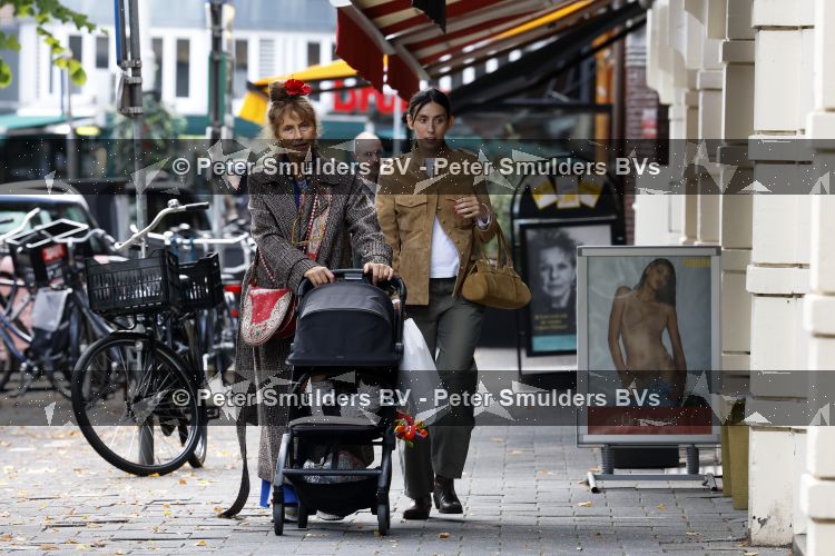 Amsterdam 9 september 2026
Debbie de Jong achter de kinderwagen in Amsterdam zuid . Xe is met haar schoondochter