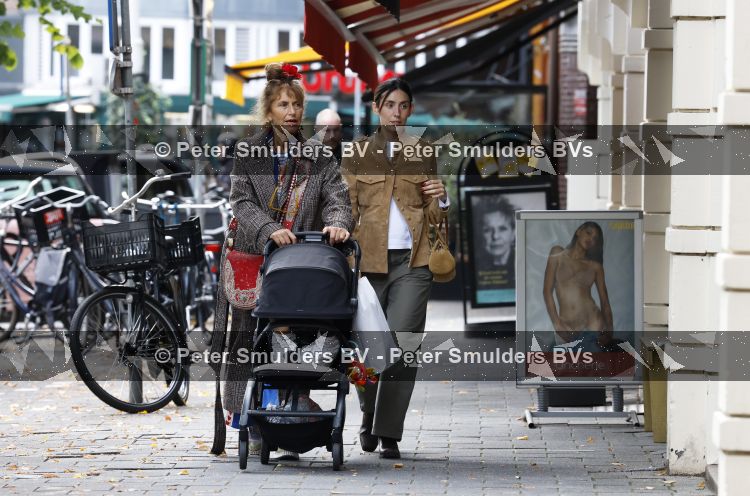 Amsterdam 9 september 2026
Debbie de Jong achter de kinderwagen in Amsterdam zuid . Xe is met haar schoondochter