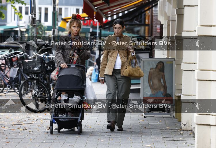 Amsterdam 9 september 2026
Debbie de Jong achter de kinderwagen in Amsterdam zuid . Xe is met haar schoondochter