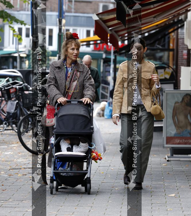 Amsterdam 9 september 2026
Debbie de Jong achter de kinderwagen in Amsterdam zuid . Xe is met haar schoondochter