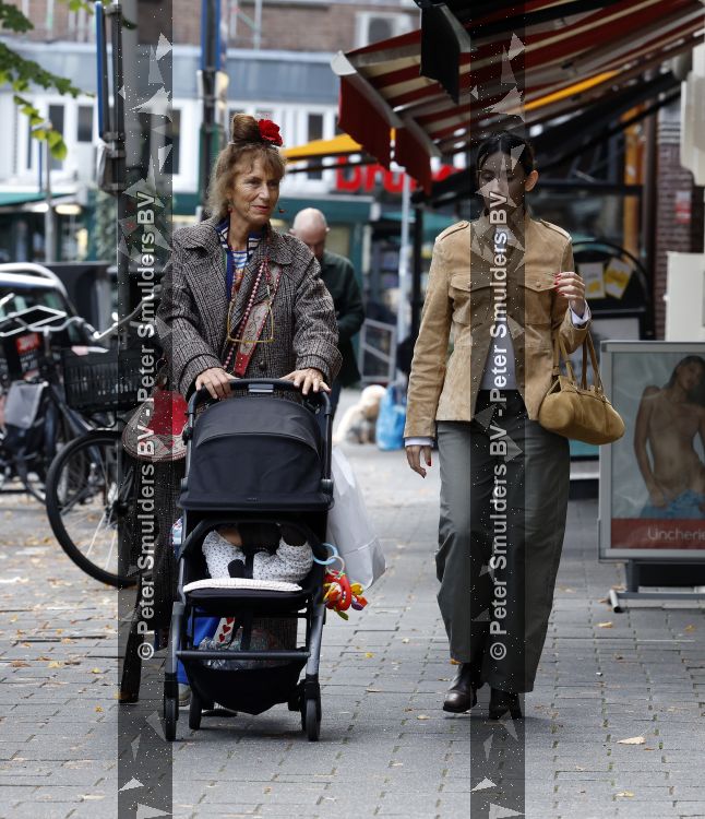 Amsterdam 9 september 2026
Debbie de Jong achter de kinderwagen in Amsterdam zuid . Xe is met haar schoondochter