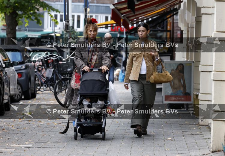 Amsterdam 9 september 2026
Debbie de Jong achter de kinderwagen in Amsterdam zuid . Xe is met haar schoondochter