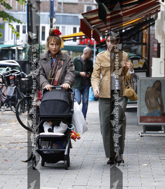 Amsterdam 9 september 2026
Debbie de Jong achter de kinderwagen in Amsterdam zuid . Xe is met haar schoondochter