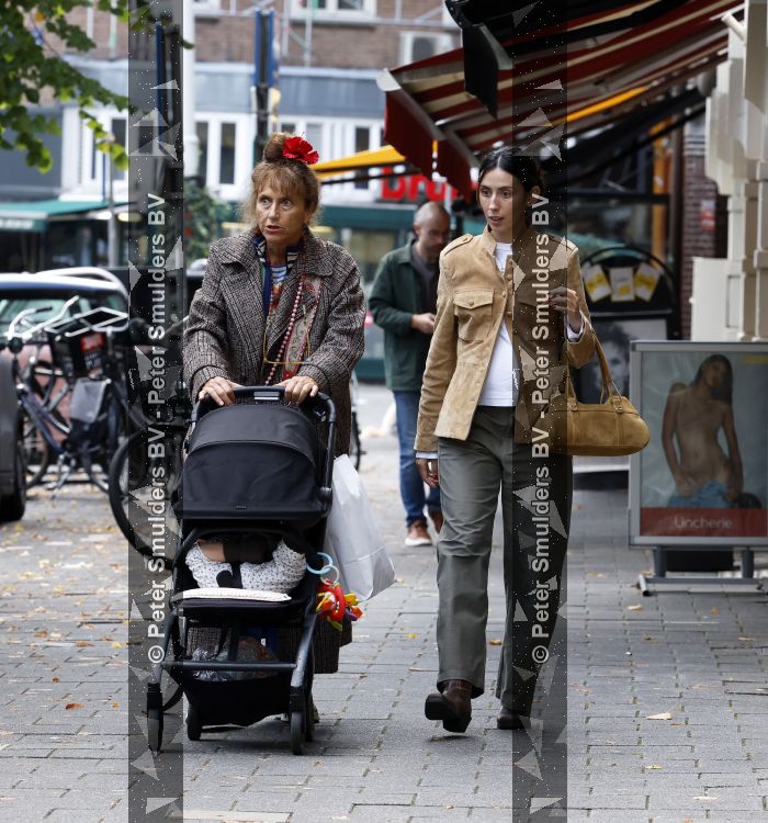 Amsterdam 9 september 2026
Debbie de Jong achter de kinderwagen in Amsterdam zuid . Xe is met haar schoondochter
