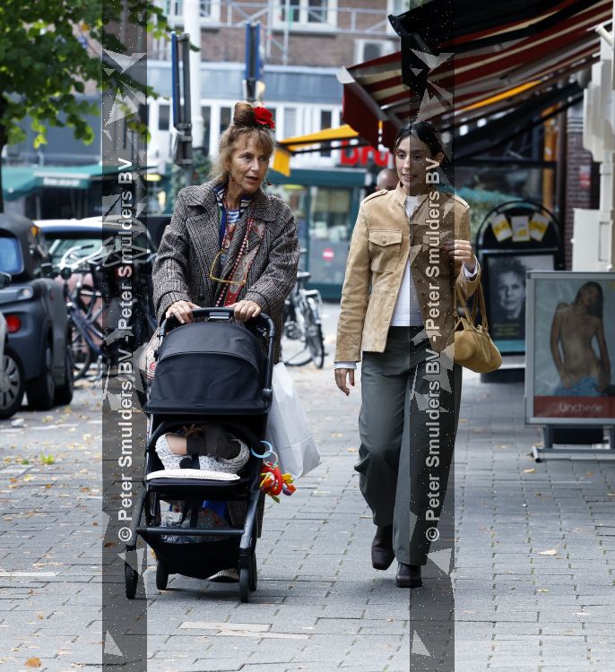 Amsterdam 9 september 2026
Debbie de Jong achter de kinderwagen in Amsterdam zuid . Xe is met haar schoondochter