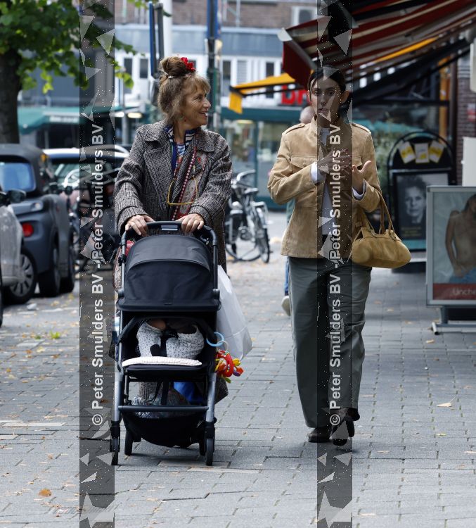 Amsterdam 9 september 2026
Debbie de Jong achter de kinderwagen in Amsterdam zuid . Xe is met haar schoondochter