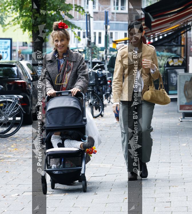 Amsterdam 9 september 2026
Debbie de Jong achter de kinderwagen in Amsterdam zuid . Xe is met haar schoondochter
