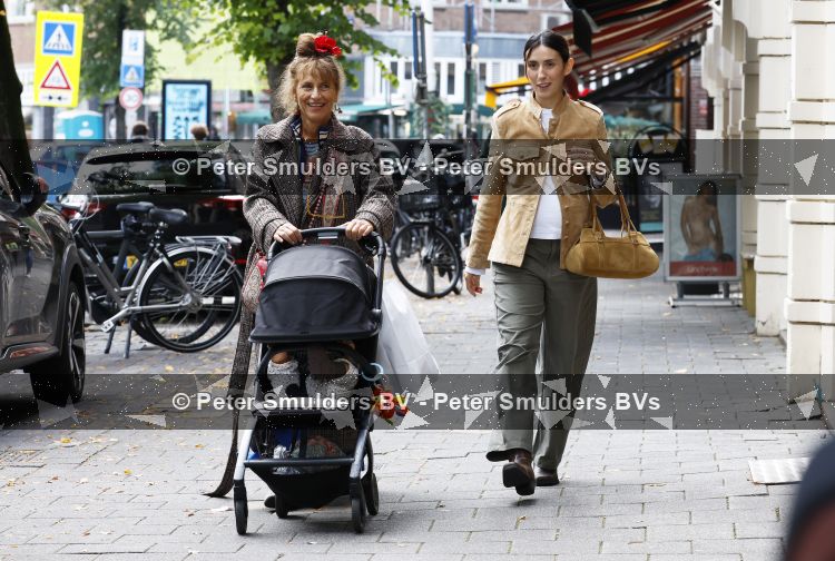 Amsterdam 9 september 2026
Debbie de Jong achter de kinderwagen in Amsterdam zuid . Xe is met haar schoondochter