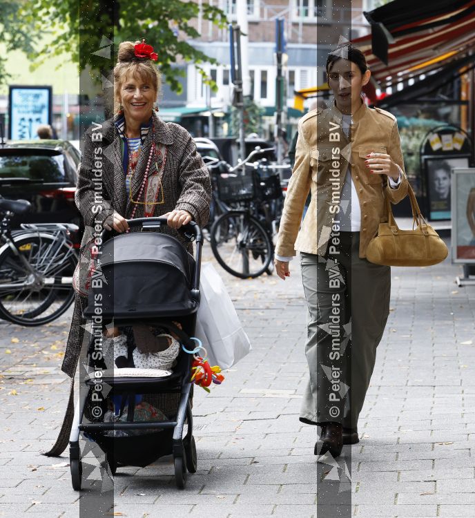 Amsterdam 9 september 2026
Debbie de Jong achter de kinderwagen in Amsterdam zuid . Xe is met haar schoondochter