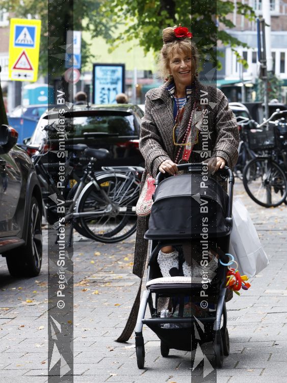 Amsterdam 9 september 2026
Debbie de Jong achter de kinderwagen in Amsterdam zuid . Xe is met haar schoondochter