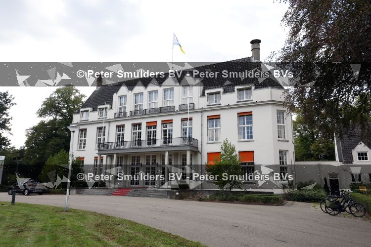 De Bilt 10 september 2026
Maureen du Toit trouwt met haar partner Jeroen Wiedenhoff  op het gemeentehuis van De Bilt . Ze krijgen de ringen van een hond van KNGF