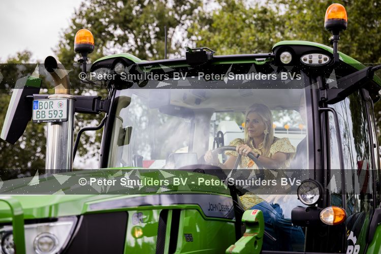 Hengelo 3 september 2026
Koningin Maxima helpt mee met het telen van vezelhennep tijdens een bezoek aan de Achterhoek in het kader van Biobased bouwen. 