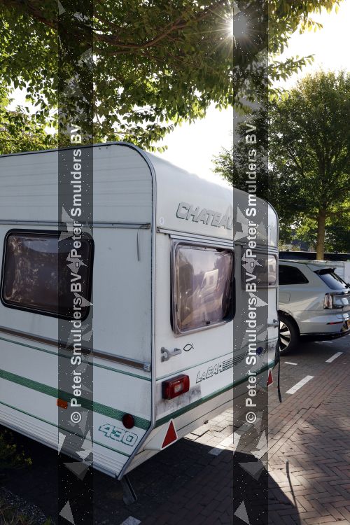Noordwijk 7 september 2026
Rogier Smit met zijn honden bij de caravan die door vanalen vernield is 