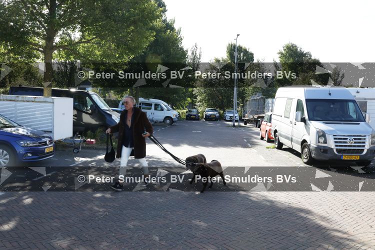 Noordwijk 7 september 2026
Rogier Smit met zijn honden bij de caravan die door vanalen vernield is 