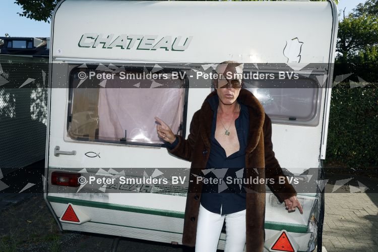 Noordwijk 7 september 2026
Rogier Smit met zijn honden bij de caravan die door vanalen vernield is 
