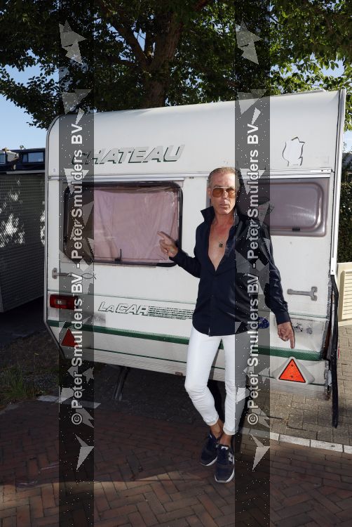 Noordwijk 7 september 2026
Rogier Smit met zijn honden bij de caravan die door vanalen vernield is 