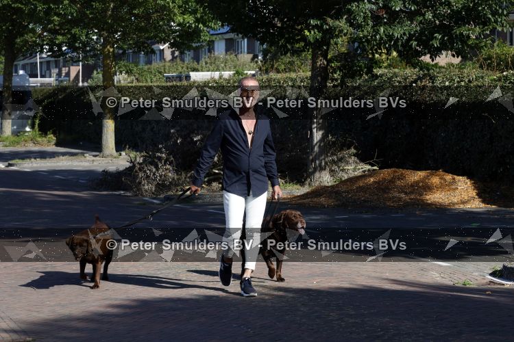 Noordwijk 7 september 2026
Rogier Smit met zijn honden bij de caravan die door vanalen vernield is 
