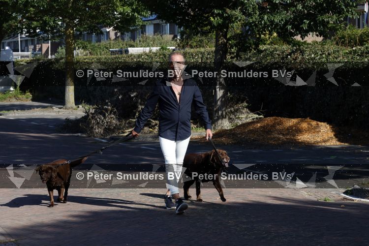 Noordwijk 7 september 2026
Rogier Smit met zijn honden bij de caravan die door vanalen vernield is 