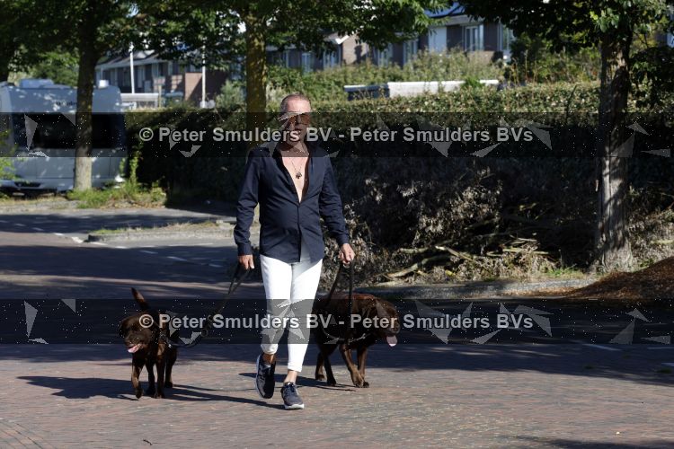 Noordwijk 7 september 2026
Rogier Smit met zijn honden bij de caravan die door vanalen vernield is 