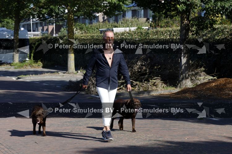 Noordwijk 7 september 2026
Rogier Smit met zijn honden bij de caravan die door vanalen vernield is 