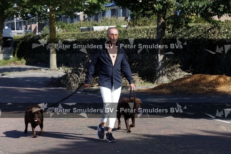 Noordwijk 7 september 2026
Rogier Smit met zijn honden bij de caravan die door vanalen vernield is 