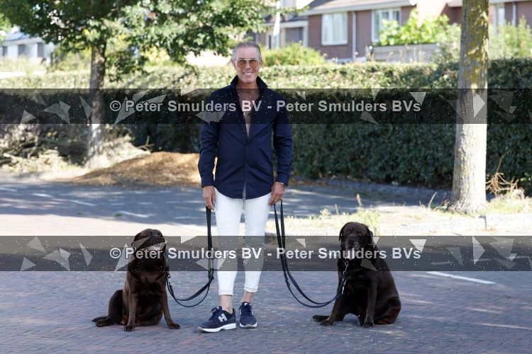 Noordwijk 7 september 2026
Rogier Smit met zijn honden bij de caravan die door vanalen vernield is 