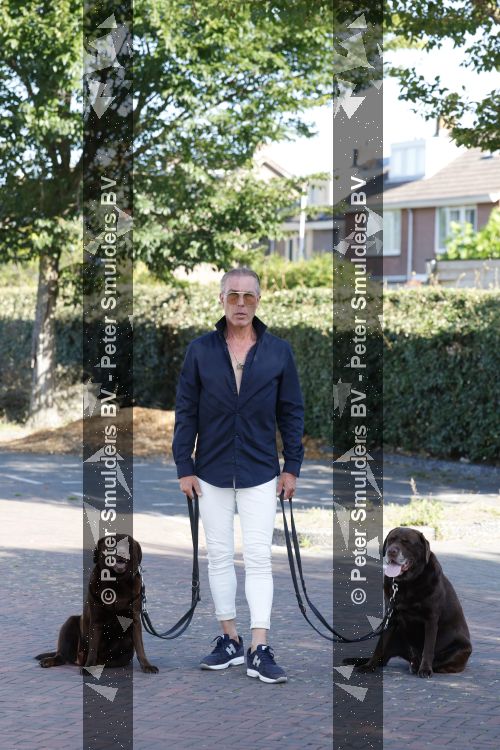 Noordwijk 7 september 2026
Rogier Smit met zijn honden bij de caravan die door vanalen vernield is 