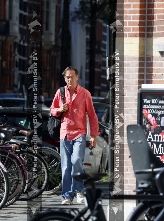Amsterdam 7 september 2026
Rof Wouters wandelend op straat in Amsterdam zuid