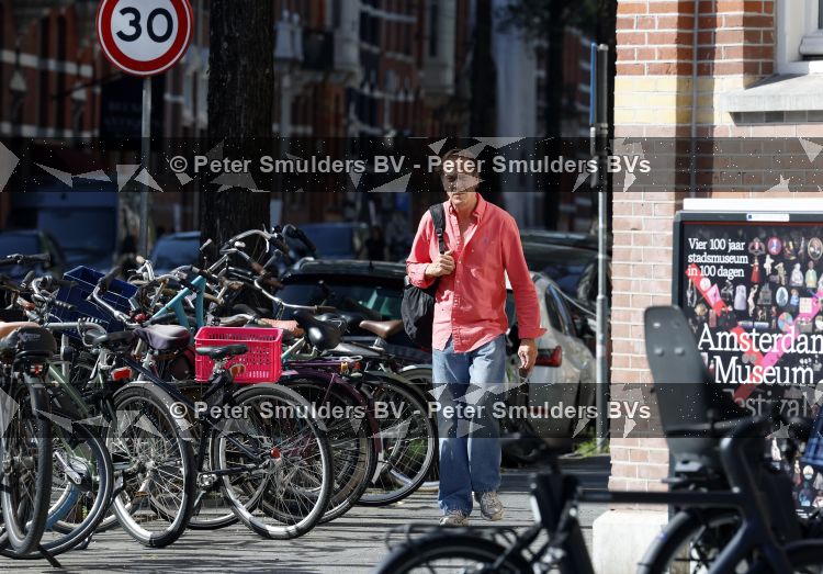 Amsterdam 7 september 2026
Rof Wouters wandelend op straat in Amsterdam zuid