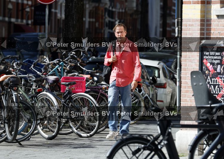 Amsterdam 7 september 2026
Rof Wouters wandelend op straat in Amsterdam zuid